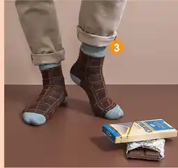 b&m Paire de chaussettes motif chocolat offre