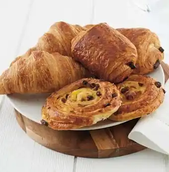 Auchan 2 CROISSANTS + 2 PAINS AU CHOCOLAT + 2 PAINS AUX RAISINS PUR BEURRE offre