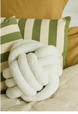 Maisons du Monde Coussin bouclette offre