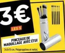 Centrakor LES 5 PINCEAUX DE MAQUILLAGE AVEC ÉTUI offre