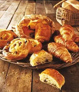Auchan 4 CROISSANTS + 4 PAINS AU CHOCOLAT + 4 PAINS AUX RAISINS PUR BEURRE offre