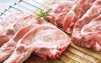 Auchan PORC : ÉCHINE OU CÔTE PREMIÈRE AVEC OS OU CÔTE FILET offre