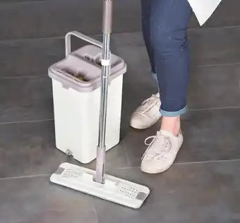 Stokomani LE SEAU ESSOREUR AVEC BALAI MICROFIBRES offre