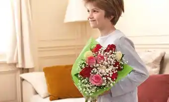 Auchan BOUQUET DE 11 ROSES TRÈS GROS BOUTONS + GYPSOPHILE offre