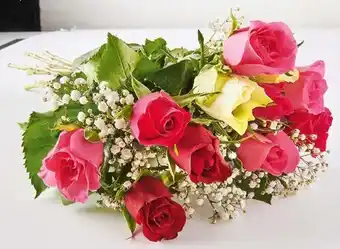 Auchan BOUQUET DE 12 ROSES + GYPSOPHILE offre