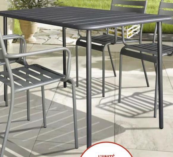 Promo Table de jardin en acier latto chez Géant Casino