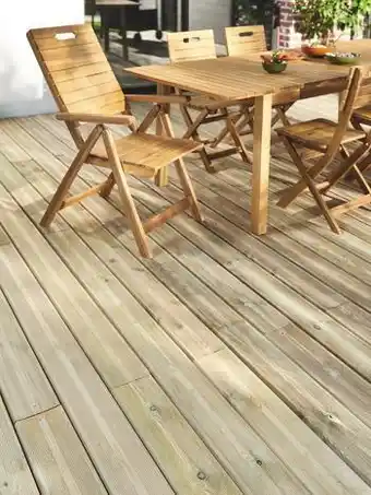 Brico Dépôt Goodhome lame de terrasse en pin "lemhi" c4 - vert - l. 240 x l. 14,4 cm, ép. 27 mm offre