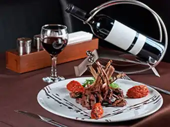 DĂźner gastronomique avec vin dans un lieu d'exception