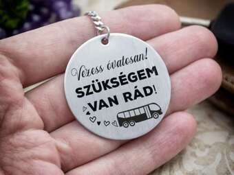 Vezess óvatosan acél medálos kulcstartó