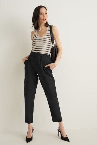 Cargo trousers - mid-rise waist - tapered fit