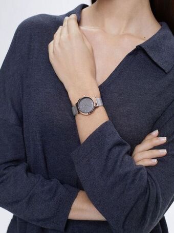 Stainless steel watch with contrast case stainless steel watch with contrast case