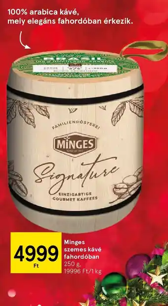 Minges szemes kávé fahordóban