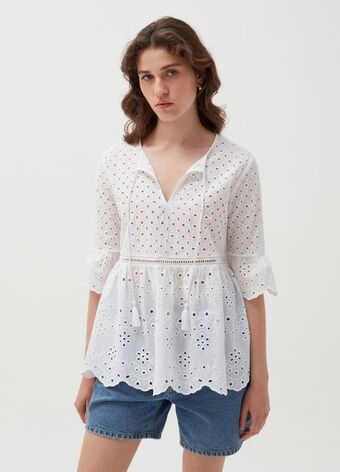 Blusa in pizzo sangallo con nappine
