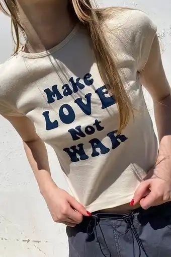 Subdued T-shirt make love offerta
