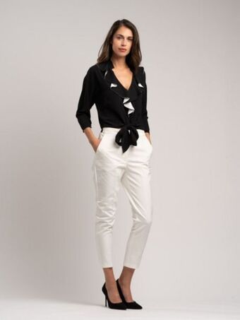 Pantalone donna modello chinos a sigaretta realizzato in cotone stretch