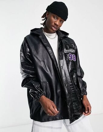 Asos design - giacca coach super oversize con stampa stile college divisa nera in pelle sintetica