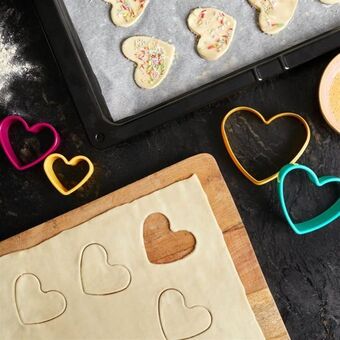 Avon 4 stampi per biscotti cuore offerta