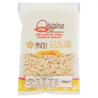 Pinoli sgusciati in cucina coop