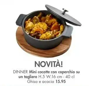 Dinner Mini Cocotte Con Coperchio Su Un Tagliere