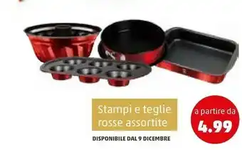 Stampi e teglie rosse assortite