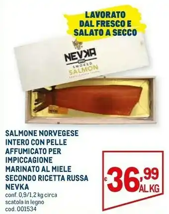 Salmone norvegese intero con pelle affumicato per impiccagione marinato al miele secondo ricetta russa nevka
