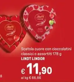 Iper La Grande Scatola cuore con cioccolatini classici o assortiti LINDT LINDOR offerta