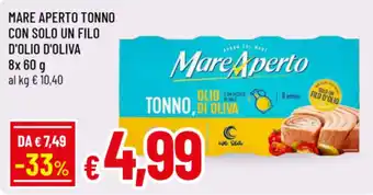 Mare aperto tonno con solo un filo d'olio d'oliva