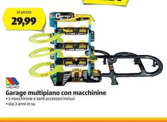 Molto garage multipiano con macchine
