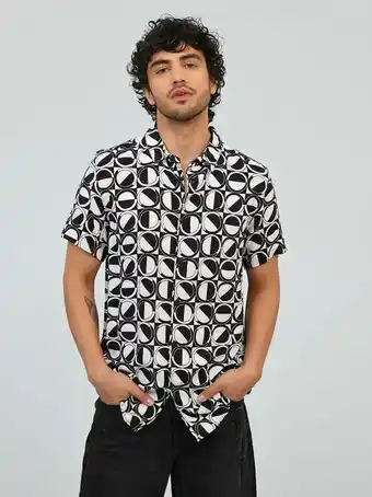 Camisa patrón geométrico blanco y negro