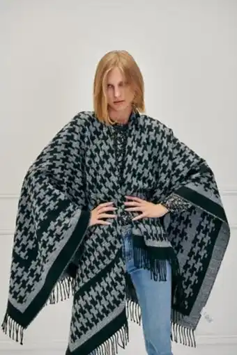 Julio Capa en jacquard pata de gallo flecos oferta