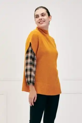 Poncho cuello alto botones costado
