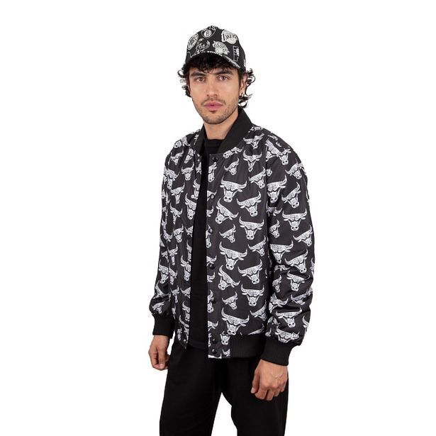 New Era Chamarra chicago bulls all over print distressed logo oferta