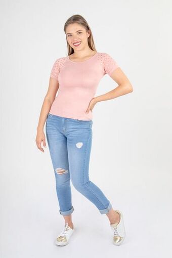 Jeans tiro medio con destrucción