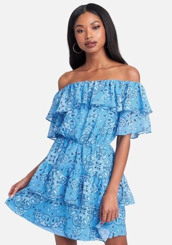 Bebe Printed tiered off shoulder dress oferta
