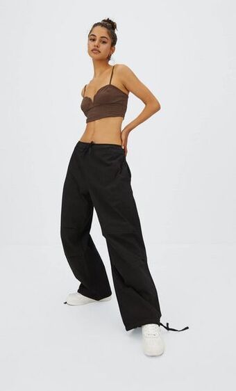 Stradivarius Pantalón parachute popelín oferta