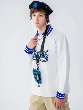 Hombres camisa polo con estampado de letra de rayas en contraste ribete
