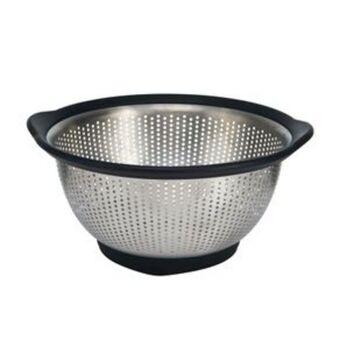 Colador 3 qt kitchenaid® gourmet hecho de acero inoxidable con mango de abs e insertos metálicos