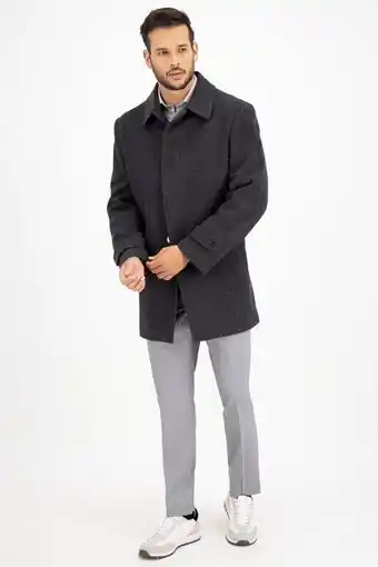 Abrigo robert´s color gris oscuro, derecho cuello camisa.