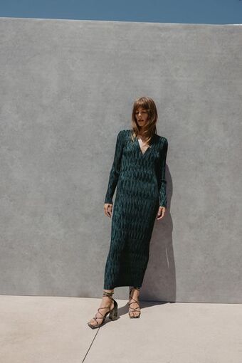 ZARA Vestido midi plisado oferta