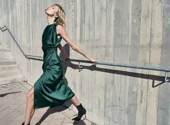 ZARA Vestido satinado drapeado oferta