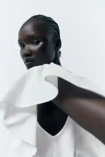 ZARA Camiseta volantes volumen oferta