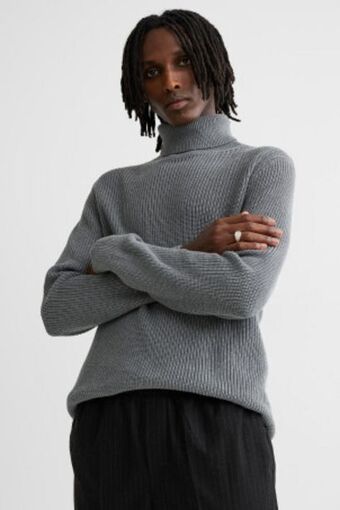 Suéter cuello alto regular fit