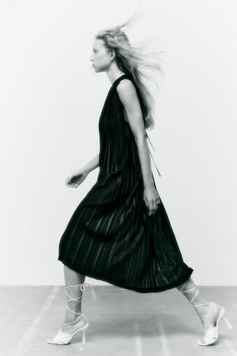ZARA Vestido plisado oferta