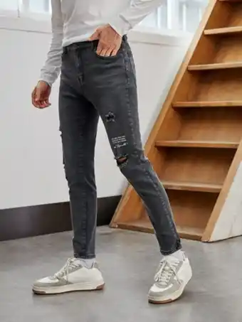 SHEIN Shein hombres jeans con bolsillo oblicuo roto con estampado de slogan oferta