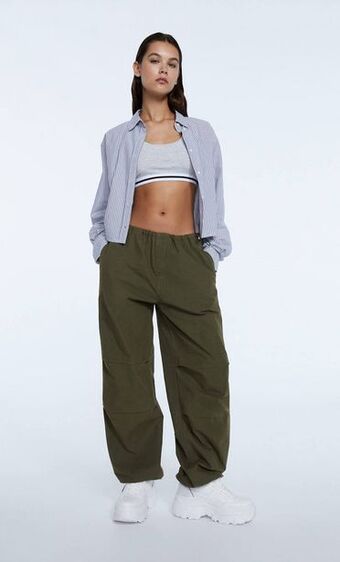 Stradivarius Pantalón parachute popelín stoppers oferta