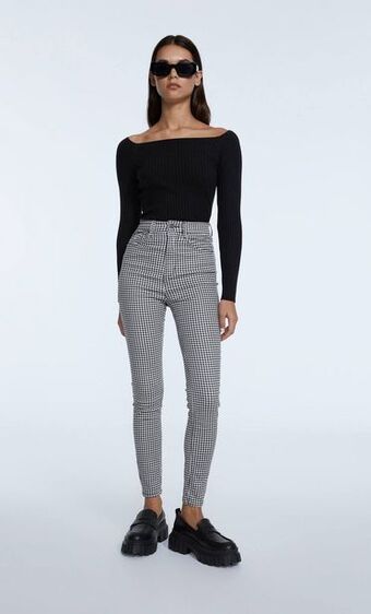 Stradivarius Pantalón super tiro alto estampado oferta