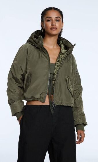 Stradivarius Bomber satinada capucha oferta
