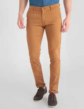 Pantalón lee corte slim con bolsillos