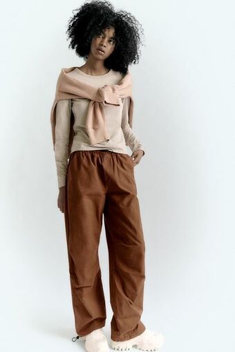 ZARA Pantalón parachute oferta