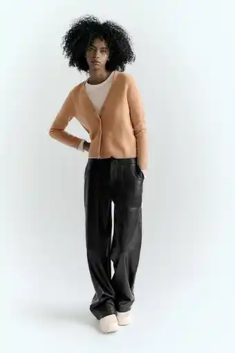 ZARA Pantalón cargo efecto piel oferta